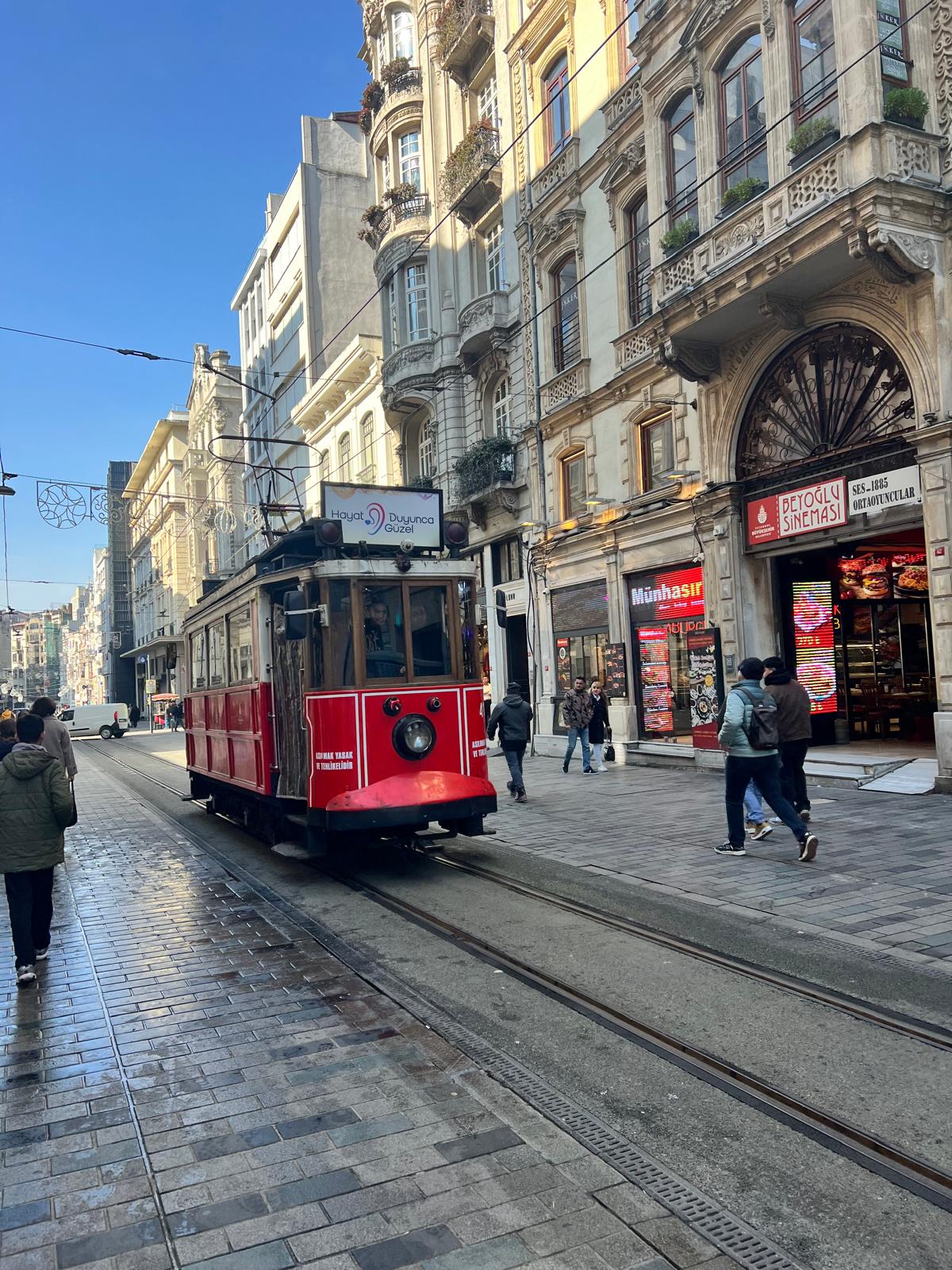 Günlük Tur V2 – Dolmabahçe Sarayı ve Boğaz Gezisi